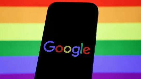 logo-google-frente-bandera-arcoiris-simbolo-orgullo_160