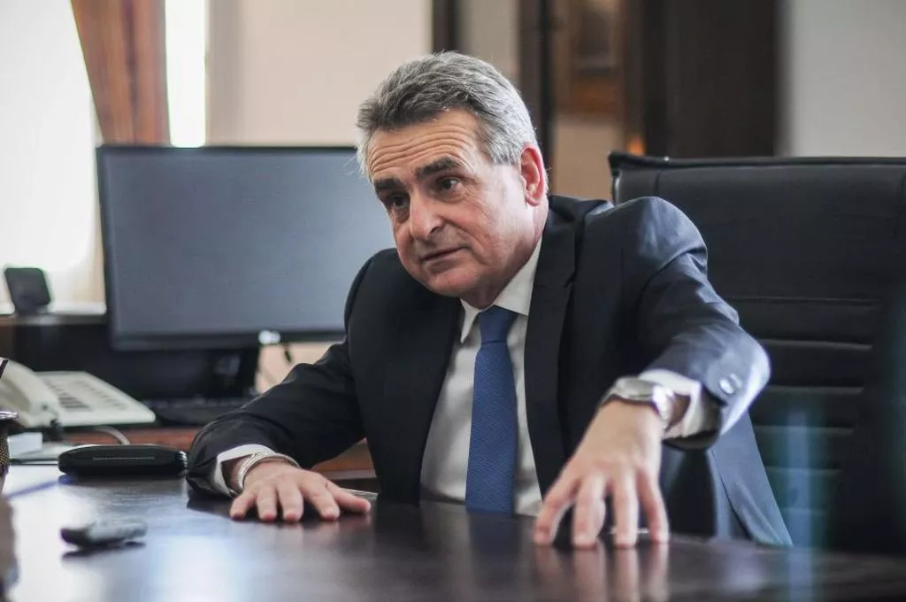 285200_ministro